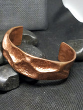 Load image into Gallery viewer, Hammered Copper Cuff
