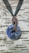 Load image into Gallery viewer, Sodalite donut copper wire woven pendant
