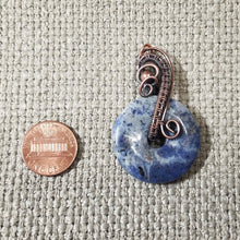 Load image into Gallery viewer, Sodalite donut copper wire woven pendant