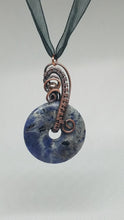Load image into Gallery viewer, Sodalite donut copper wire woven pendant